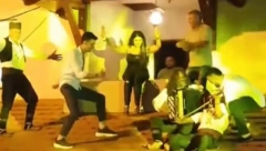 DALJE OD OVOG NEMA Popeli se na krov i "praše kolce", jeziva scena razbesnela ljude