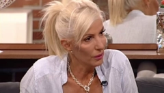 CAKANA SE POJAVILA U EMISIJI BEZ ZUBA Pevačica zgranula publiku, svi zanemeli kada su videli šok prizor