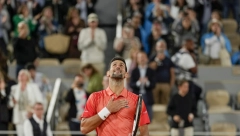 NOVAK OPET POSLAO MOĆNU PORUKU Pogledajte šta je Đoković ovoga puta napisao na kameri (VIDEO)