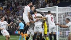 LIGA EVROPE MENJA IME U SEVILJINA LIGA Bono junak u Budimpešti, Andalužani po sedmi put podigli omiljeni trofej (VIDEO)