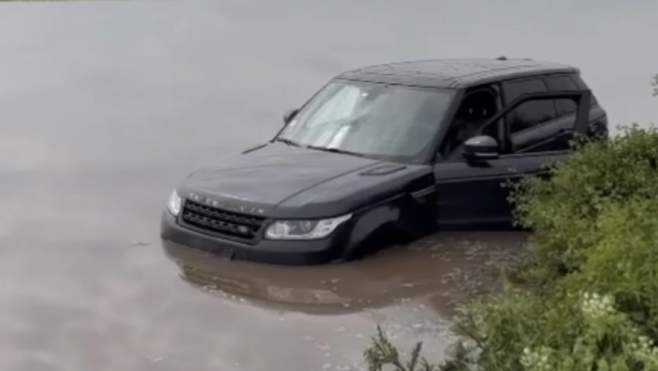 NEOBIČNA NESREĆA KOD NOVOG SADA Izbegao direktni sudar, pa završio u vodi (VIDEO)