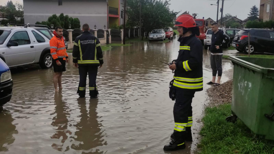 TUŽNE SLIKE DANA Gumene čizme i pumpe za izbacivanje vode iz dvorišta i podruma: Odsečeni od sveta, bez struje stotine ljudi