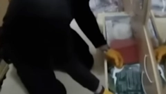 UŽASAVAJUĆI SNIMAK UPADA POLICIJE U SKLONIŠTE NEKROFILA Zlostavljao 101 telo na svom radnom mestu (VIDEO)