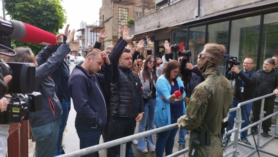 DOZVOLITE DA UĐEMO U ŠKOLU Profesori zatražili od KFOR-a da uzmu dokumentaciju kako bi maturantima odštampali diplome (FOTO)