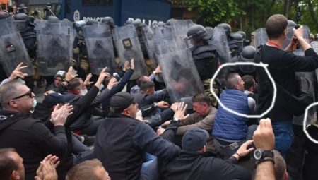 FOTO DOKAZ DA UHAPŠENI SRBI NA MITINGU NISU UČESTVOVALI U NEREDIMA Privedeni pre početka sukoba u Zvečanu, dok su mirno sedeli na zemlji (FOTO)