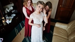 JESI LI DO KONTEJNERA KRENULA U TOJ ODVRATNOJ OBUĆI? Mlada pokazala šta je obula za svadbu, ovakve papuče su u Srbiji na niskoj ceni