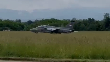 POGLEDAJTE KAKO TUTNJI MODERNIZOVANI ORAO Ministar Vučević snimio let sa aerodroma Morava (VIDEO)