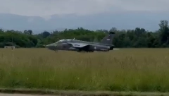 POGLEDAJTE KAKO TUTNJI MODERNIZOVANI ORAO Ministar Vučević snimio let sa aerodroma Morava (VIDEO)