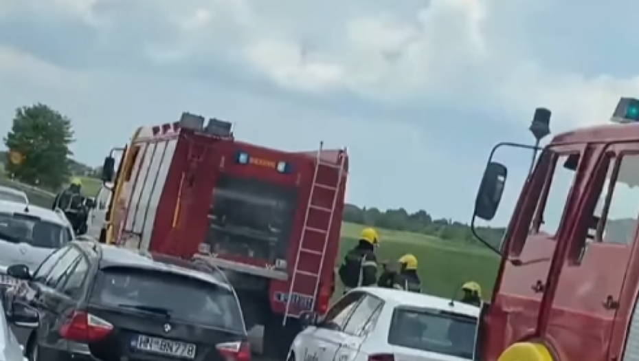 AUTOMOBIL SLETEO U JARAK PA SE PREVRNUO NA KROV Saobraćajka kod isključenja za Batajnicu(VIDEO)