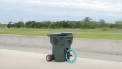 RAZVIJA NEVEROVATNU BRZINU Ovo je najbrža kanta za smeće na svetu!