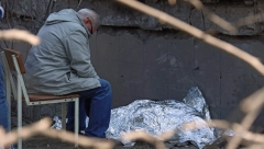 DEDA ČUVA UNUKINO MRTVO TELO Ništa ne ilustruje užas rata bolje od ove fotografije