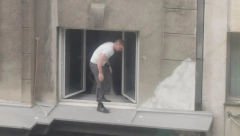 NAPETA SCENA U KOSOVSKOJ Čovek izašao kroz prozor na trećem spratu (VIDEO)