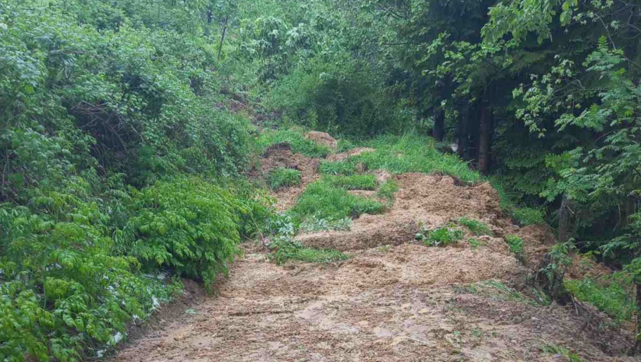 ČULI SMO HUK I ONDA VIDELI DA VODA NOSI SVE  Nevreme napravilo katastrofu u Ivanjici