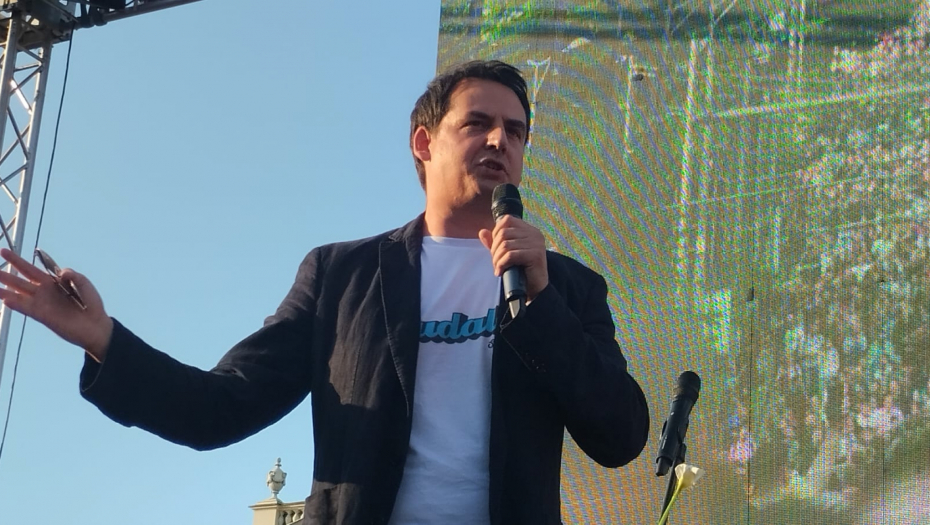 ŠOK PORUKA ZORANA KESIĆA NA POLITIČKOM PROTESTU Da li se opet relativizuju zločini i vređaju slobodni novinari?