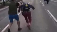 PSOVALI MU AMERIČKU MAJKU I TUKLI GA KAIŠEM! Serija nasilja na protestu opozicije! Tuča ekstremista, prekinut prenos zbog Kesićevog govora!
