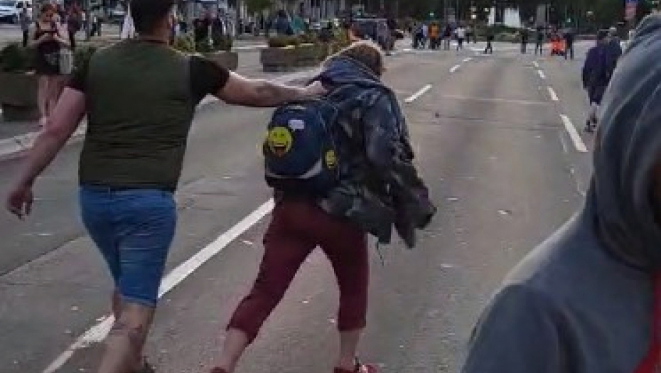 EPILOG TUČE NA PROTESTU OPOZICIJE Mladiću 15 dana iza rešetaka, a Amerikancu mesec dana zatvora