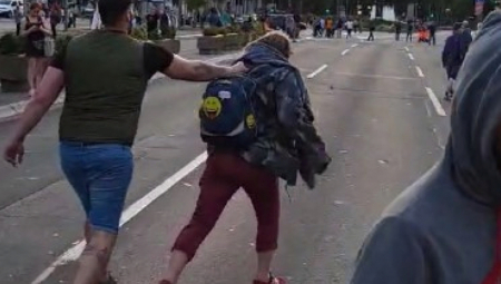 EPILOG TUČE NA PROTESTU OPOZICIJE Mladiću 15 dana iza rešetaka, a Amerikancu mesec dana zatvora
