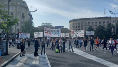 SAMO NA OPOZICIONOM PROTESTU Esktremna desnica i ekstremna levica ruku pod ruku - napadaju i vređaju