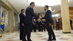 VUČIĆ DODELIO MEDALJE PRIPADNICIMA MUP-a "Sa vama se osećamo sigurnije i bezbednije" (FOTO)