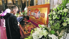 NA DAN SVETE TROJICE Beograd ispratio mošti Svetog vladike Nikolaja