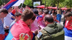 GRČKI VOJNIK KFORA IM SE POTPISIVAO NA MAJICE Maturanti u Zvečanu opleli kolo pred bodljikavom žicom (VIDEO)