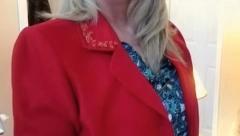 MISLILA DA JE JEFTINO PAZARILA Žena otkrila jezivu poruku u džepu sakoa, posle ovoga nikad ga neće obući