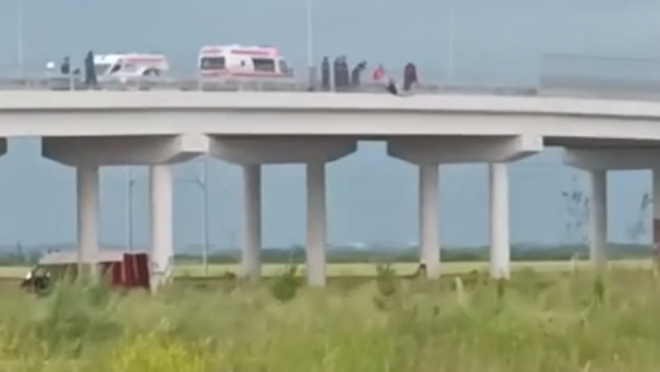 DRAMA U BATAJNICI Čovek preti da će skočiti sa mosta, vatrogasci pokušavaju da ga spasu (FOTO/VIDEO)