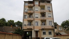 JEZIVI DETALJI UBISTVA U PANČEVU Ugušio sina jastukom, a ženu iskasapio nožem: Posle krvavog porodičnog pira hirurg se obesio o gredu