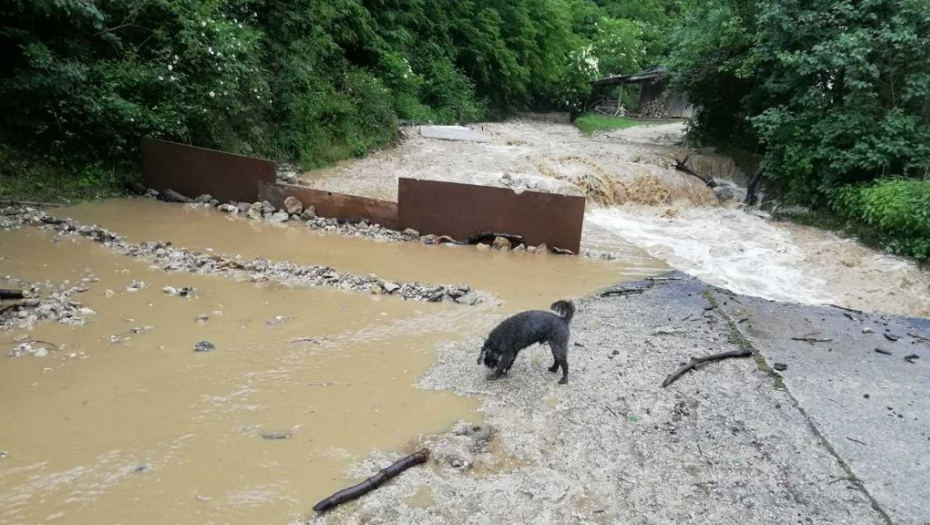 POPLAVLJENI PUTEVI, OŠTEĆENI MOSTOVI Meštani Lučana potpuno odsečeni od sveta (FOTO)