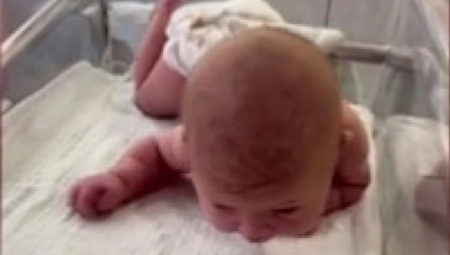 Majka ne veruje rođenim očima: Novorođenče od 3 dana puzi i podiže glavu