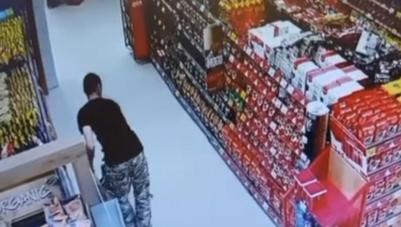 ŠOK SNIMAK GNUSNE KRAĐE U BEOGRADU! Muškarac uhvaćen u besramnom činu: Ljudi zgroženi onim što vide (VIDEO)