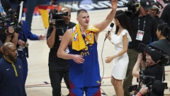 JOKIĆ SVE IZNENADIO STAJLINGOM Ovako je Nikola došao na utakmicu sa Majamijem (FOTO)