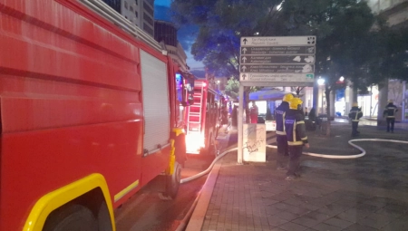 DVOJE LJUDI HITNO PREBAČENO U BOLNICU Lokalizovan požar na Terazijama, evakuisano šestoro