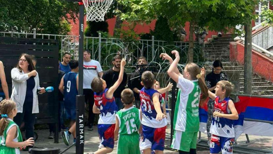 IGRAJ, I POBEDI Deca sa severa KiM igrala basket ispred kordona Kfora