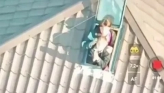 NAJPOTRESNIJI PRIZOR IZ POTOPLJENOG GRADA U UKRAJINI Majka sa decom moli za pomoć: Popeli se na krov kuće, nemaju vode ni hrane (VIDEO)