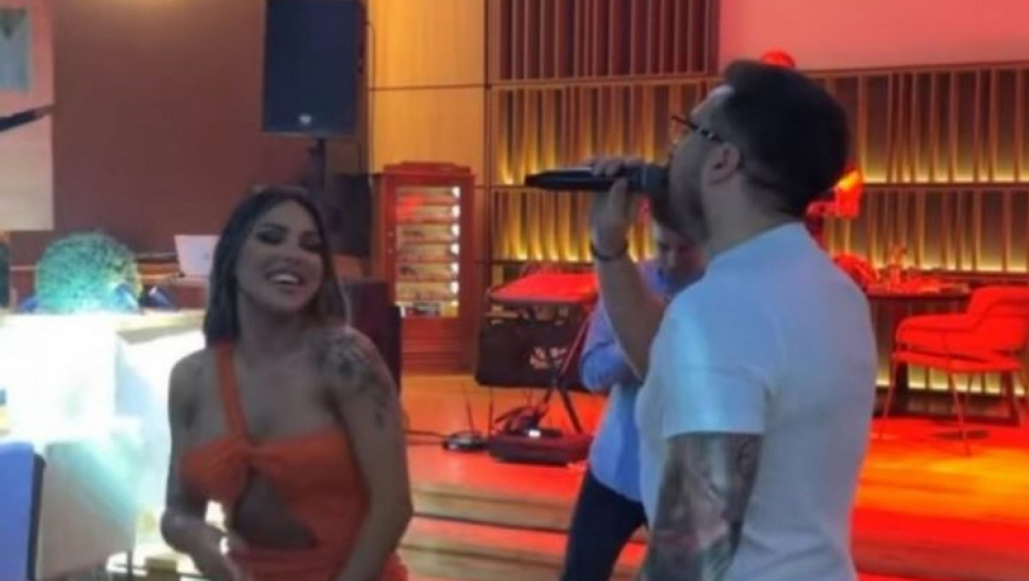 VOLKOV PEVA SANDRI NA UVO! Pevačica ne skida osmeh sa lica, a imali su posebni razlog za slavlje