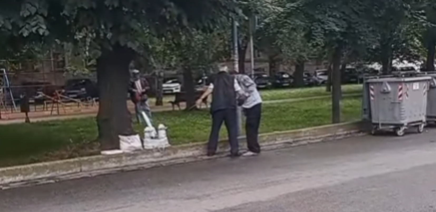 SNIMLJENA JEZIVA SCENA Izbo nožem čoveka u Zemunu na okretnici, prijatelj mu otima oružje iz ruke (VIDEO)