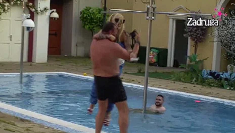 ŽANA TURIRA MILJANA Omnia ubacila Vračevića u mašinu, on je podigao, pa sa njom krenuo u bazen