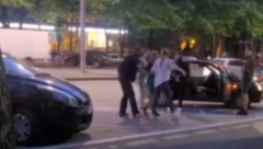 STRAVIČNA SCENA NA CVETKOVOJ PIJACI Čovek maltretira ženu, ona doživljava histerični napad - ali tu nije kraj! (VIDEO)