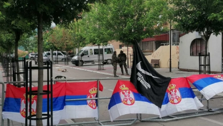 SRBI NE ODUSTAJU OD SVOJIH ZAHTEVA Meštani Zvečana i Severne Mitrovice okupili su se i danas ispred opštinske zgrade