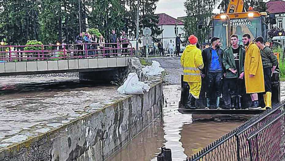 POTOP Bujice ponovo prave haos, meštane spasavaju bagerima: Četvoro dece u Sjenici zarobljeno u poplavi