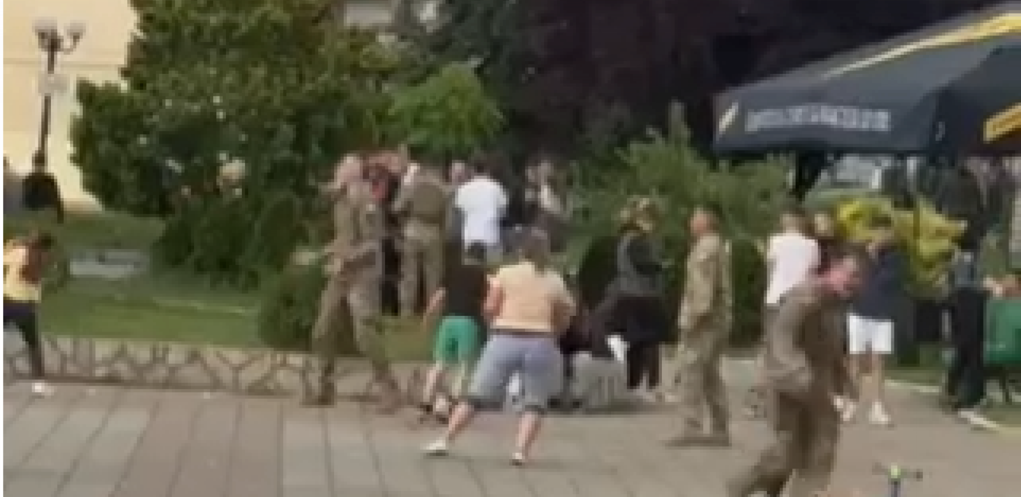 LEPA SCENA U LEPOSAVIĆU Srpski mališni igrali fudbal sa pripadnicima Kfora (VIDEO)