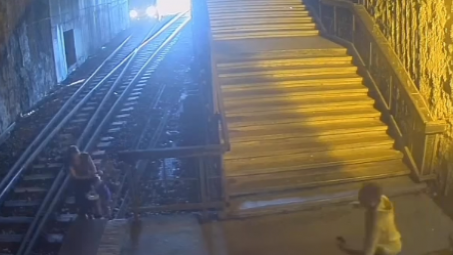ŽENA I DETE NA PRUZI, VOZ IH STIŽE Stravične scene na stanici "Karađorđev park" (VIDEO)
