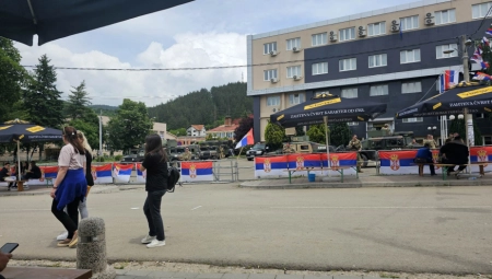 GRAĐANI SE I DANAS OKUPLJAJU NA SEVERU KIM Kfor uklonio žicu oko sedišta opštine Leposavić