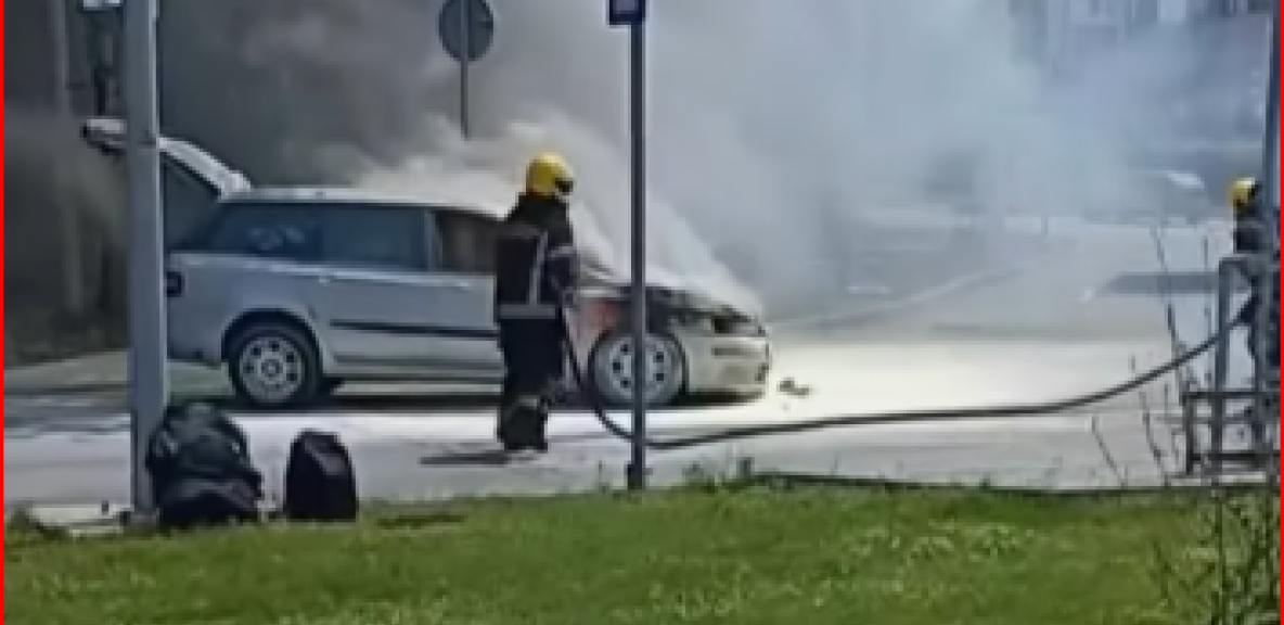 GORI "FIAT" NA BENZINSKOJ PUMPI U MIRIJEVU Vatrogasci na terenu, gusti dim kulja iz vozila (VIDEO)