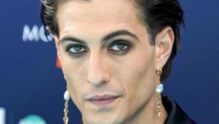 DAMIJANO DAVID PREVARIO DEVOJKU Uhvaćen u klubu kako se ljubi sa zgodnom manekenkom (VIDEO)