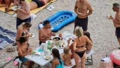 HIMNA "PARADAJZ TURISTA" Radoje napisao pesmu, Srbi umiru od smeha