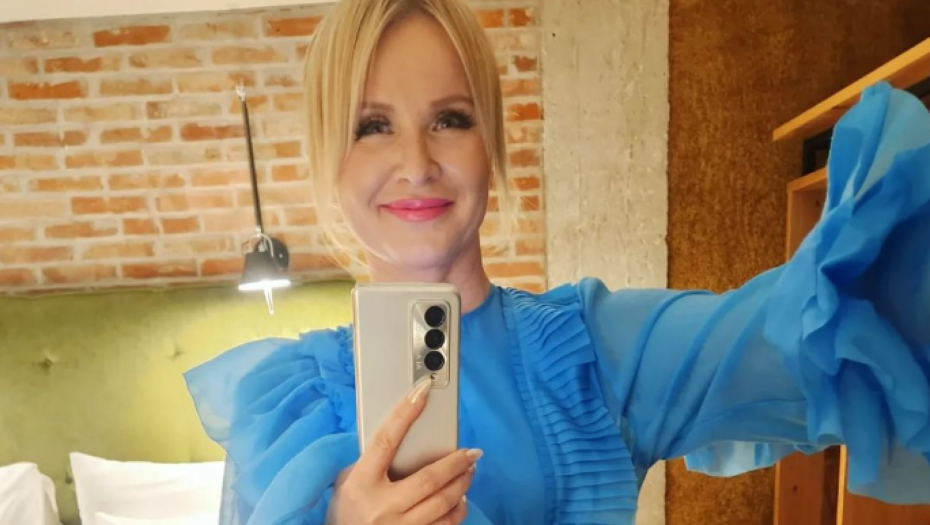 DANIJELA MARTINOVIĆ OBJAVILA PRVU ZAJEDNIČKU FOTKU SA DEČKOM! Pevačica ne skida osmeh sa lica, dok je njen izabranik grli i ljubi (FOTO)