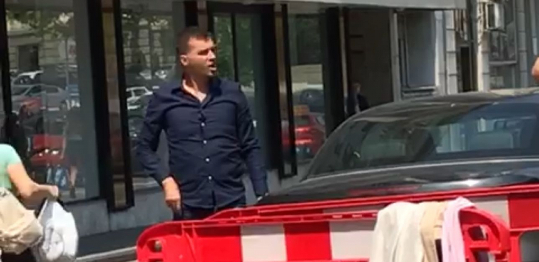 LAGANEZE Savo Manojlović stigao na protest u skupocenom automobilu (VIDEO)