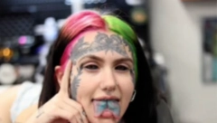 ONA JE TATU MODEL I CILJ JOJ JE DA IZGLEDA KAO DEMON Kad budete videli njenu fotografiju iz prošlosti ništa vam neće biti jasno!